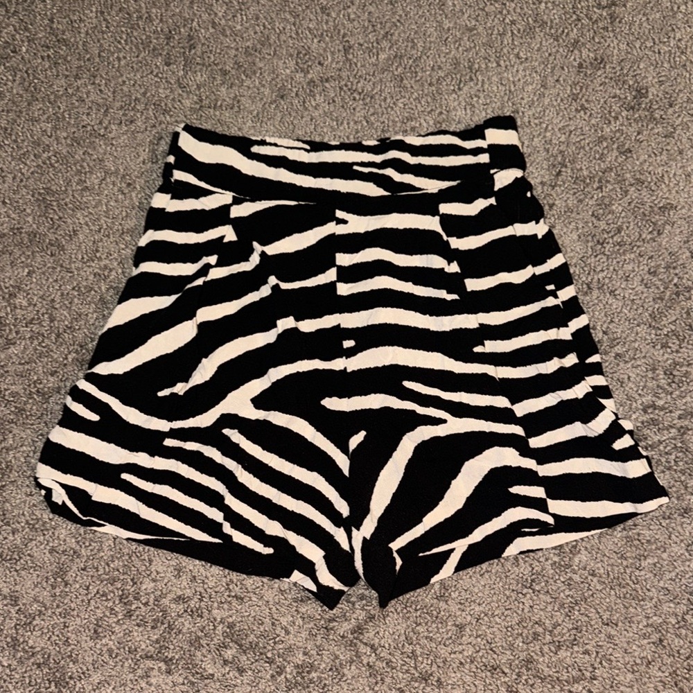 2 for $12 🎉 H&M Zebra Print Women's Shorts